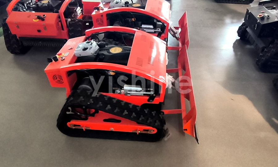 Why Remote Control Crawler Mower Gradually Replaces Traditional Lawn Mowing Equipment