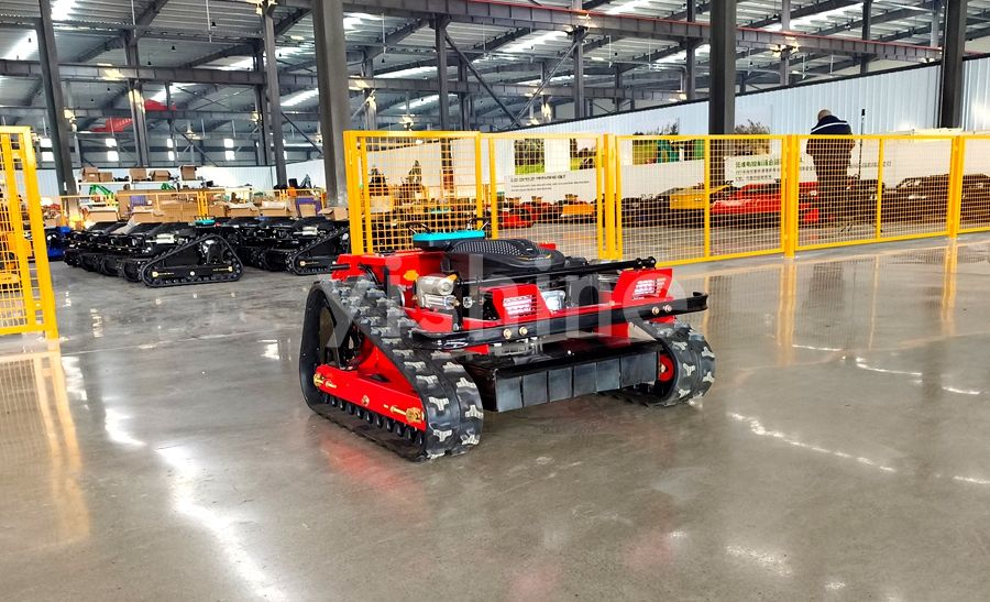 Why Remote Control Crawler Mower Gradually Replaces Traditional Lawn Mowing Equipment
